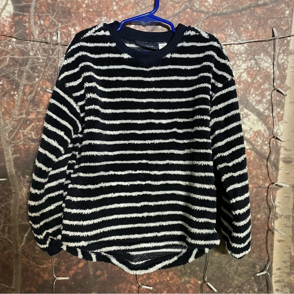 Children’s place size 5/6 blue and white striped pull over